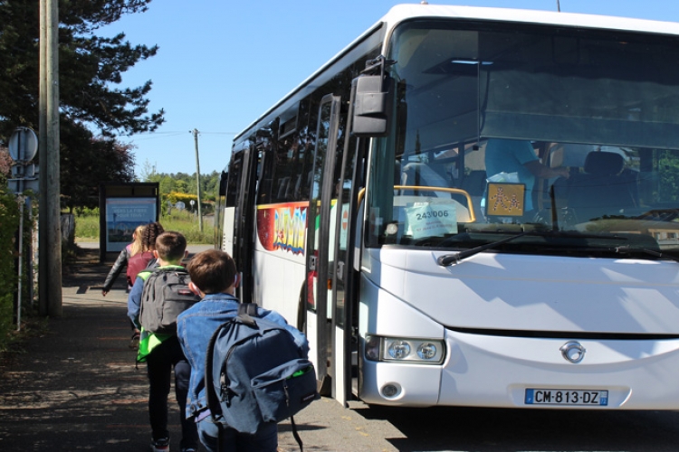Reprise des cours au collège Jacques Prévert Pontvallain élèves bus